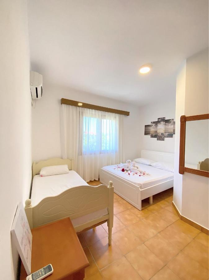 Vila Arlind Hotel Vlorë Buitenkant foto