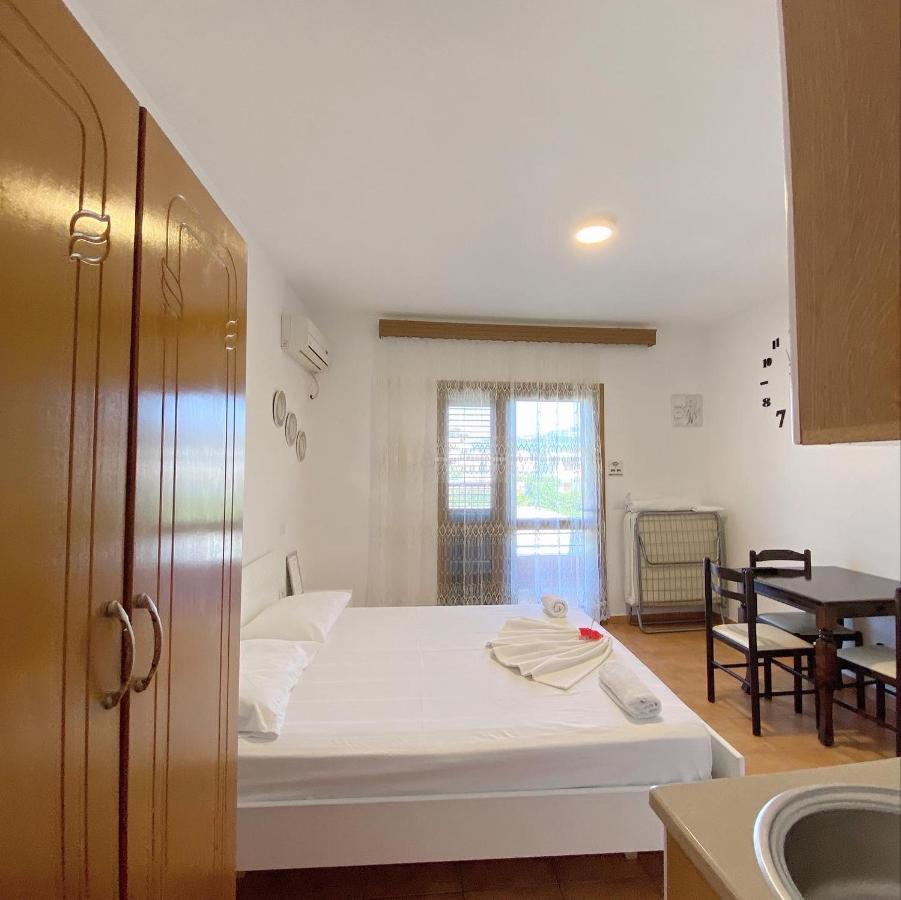 Vila Arlind Hotel Vlorë Buitenkant foto