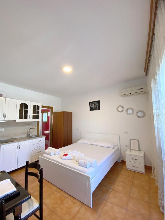 Vila Arlind Hotel Vlorë Buitenkant foto