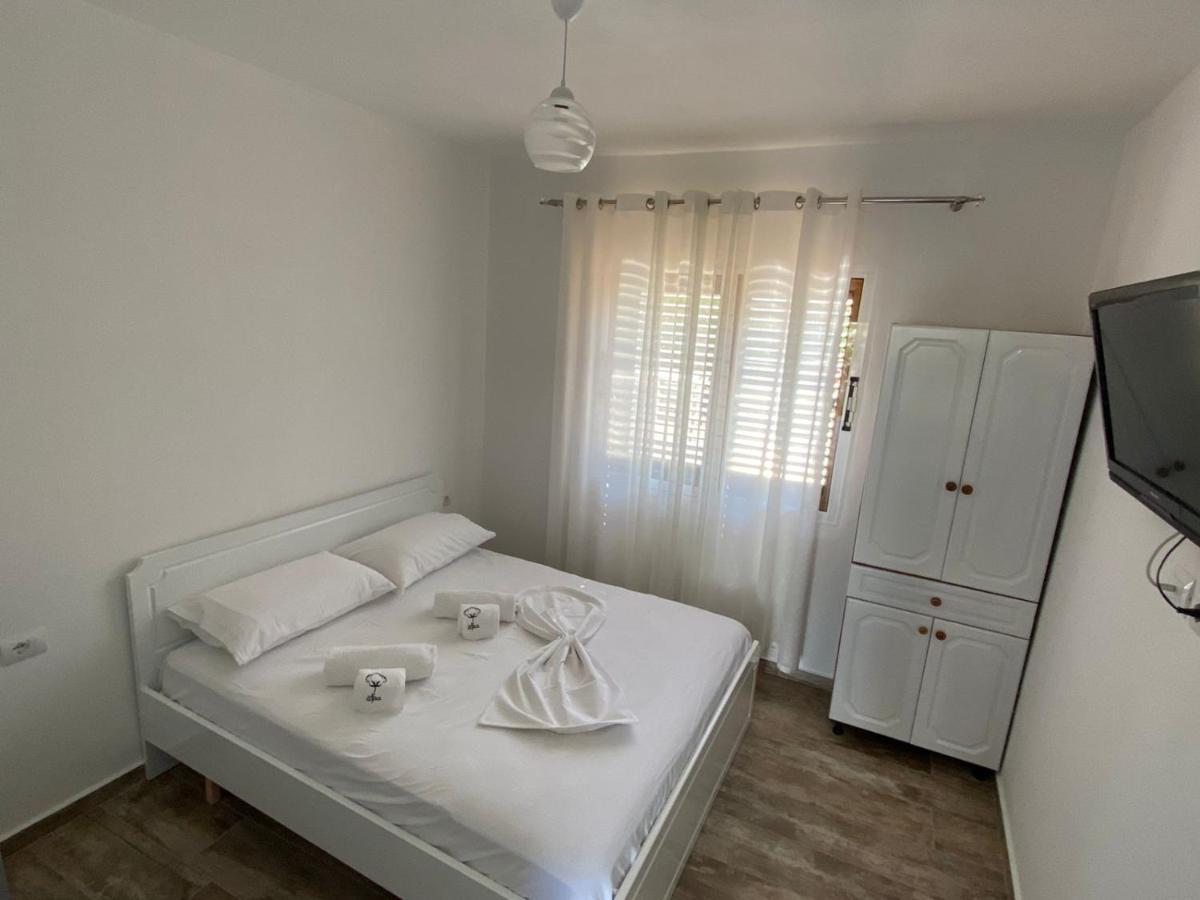Vila Arlind Hotel Vlorë Buitenkant foto